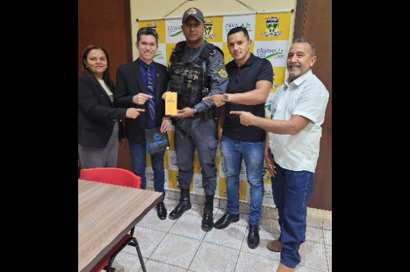 Vereadores de João Lisboa doam celular para reforçar o disque-denúncia da Polícia Militar