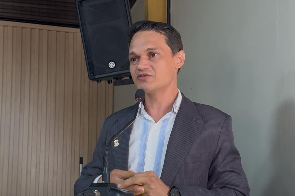 Vereador Jackson Rocha apresenta projeto que proíbe uso de símbolos cristãos em contextos consi...